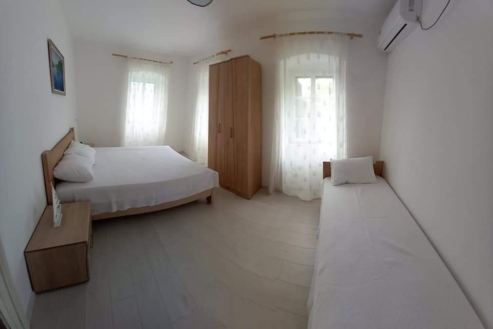 Kuća, apartmani, plac 2100 m2 + 1400 m2, Kostanjica, Boka Kotorska