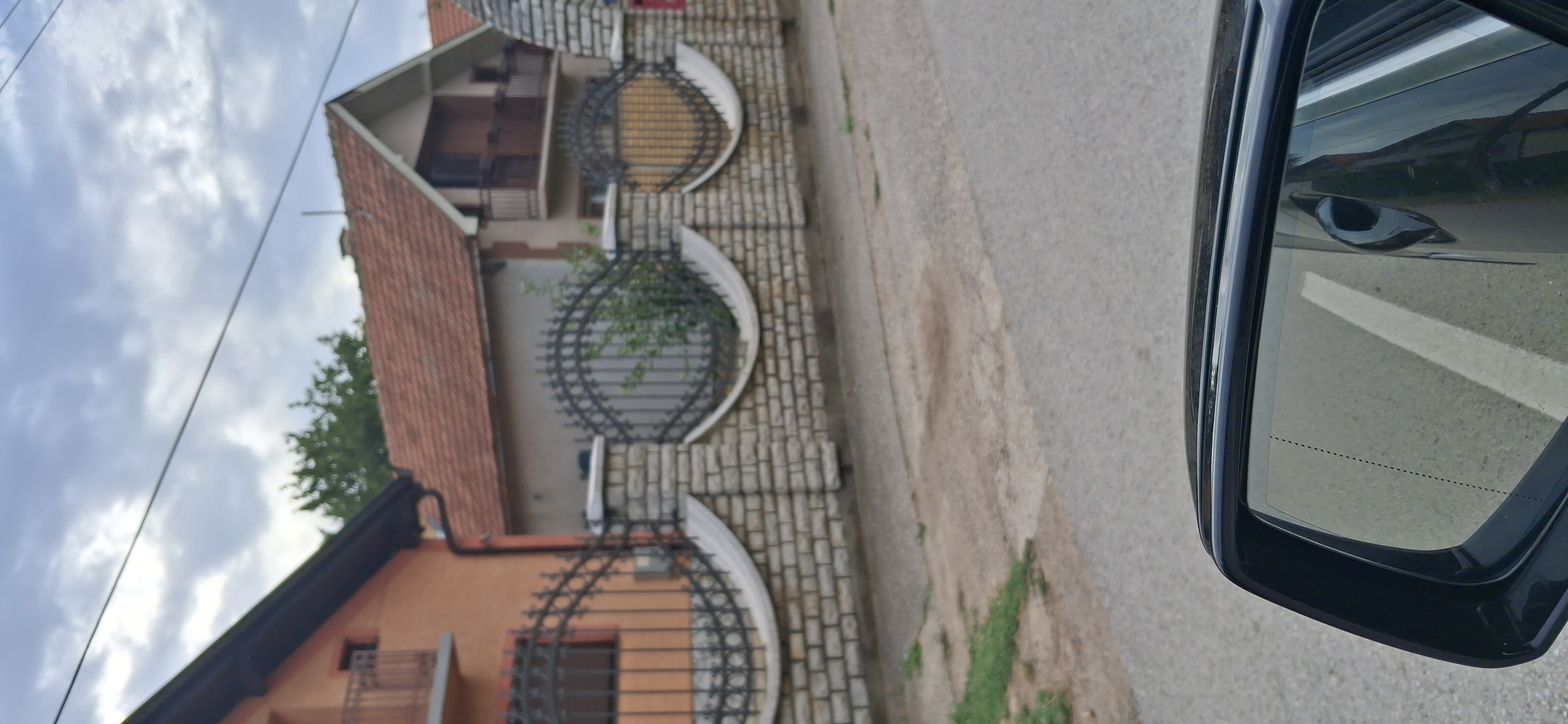 Dve novije kuće na placu od 20 ari u Inđiji