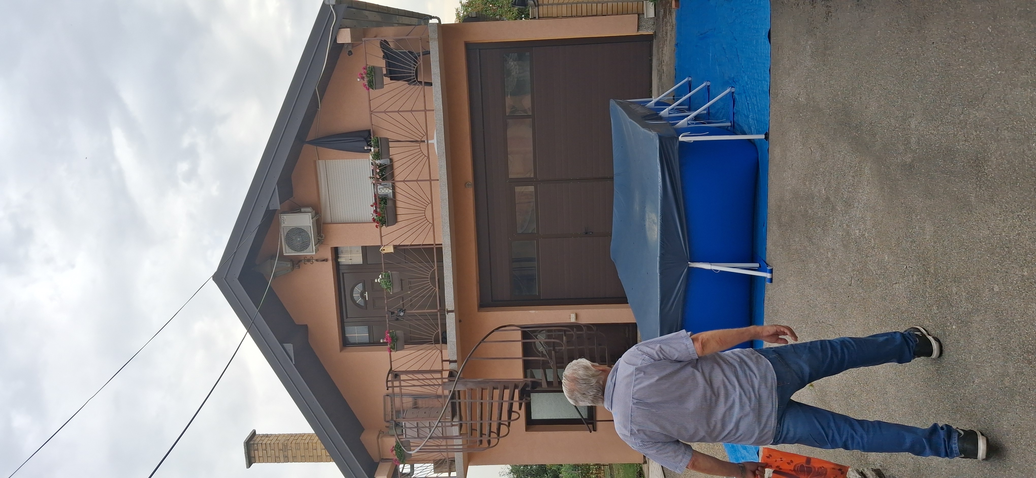 Dve novije kuće na placu od 20 ari u Inđiji