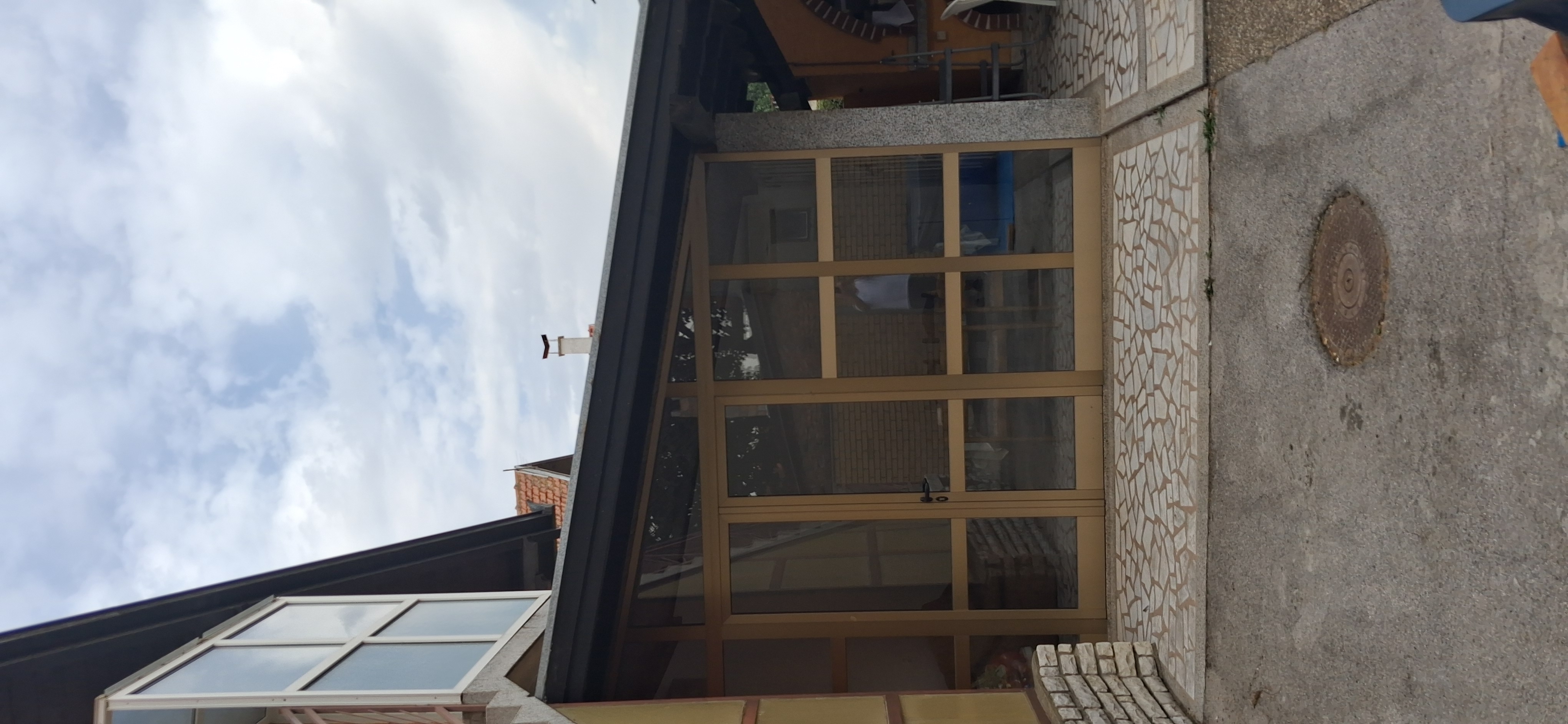 Dve novije kuće na placu od 20 ari u Inđiji