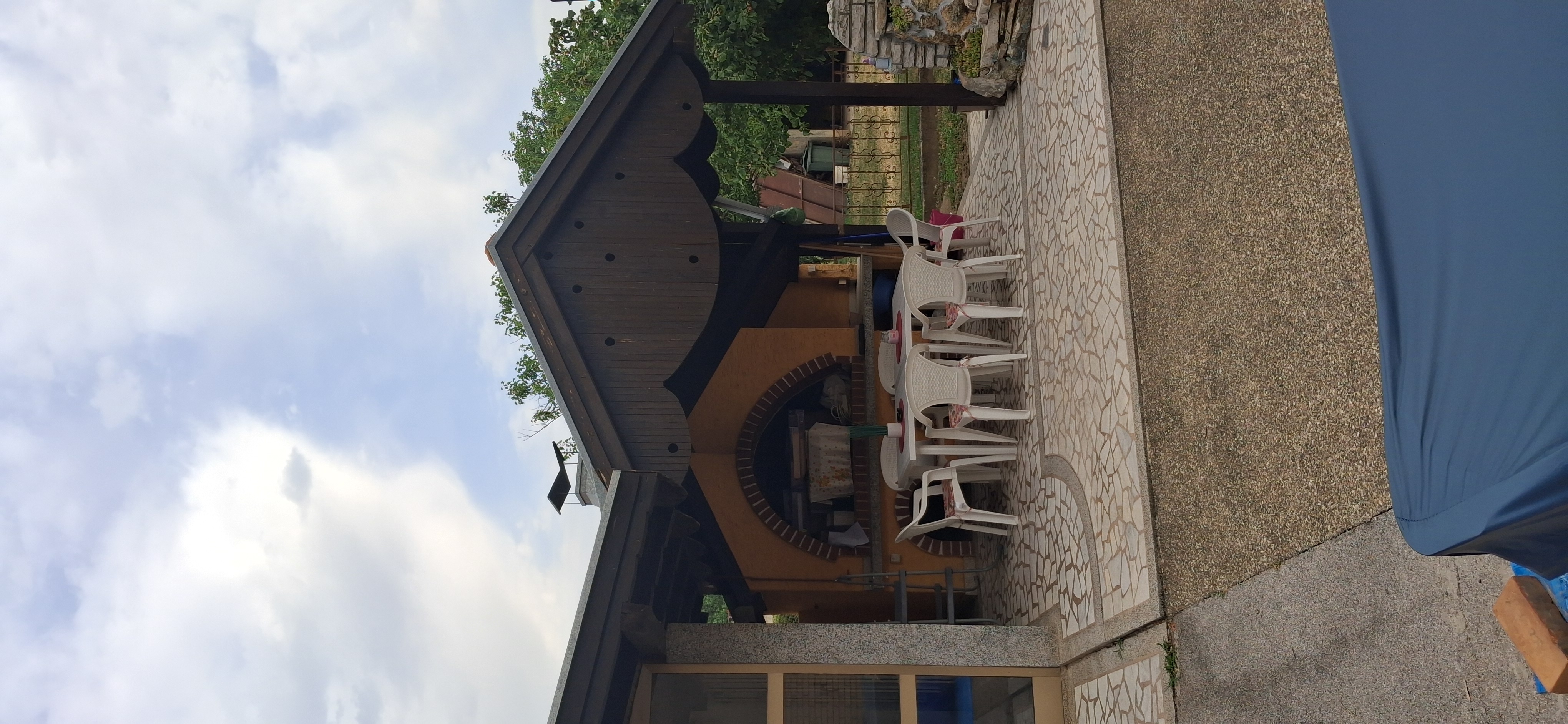 Dve novije kuće na placu od 20 ari u Inđiji