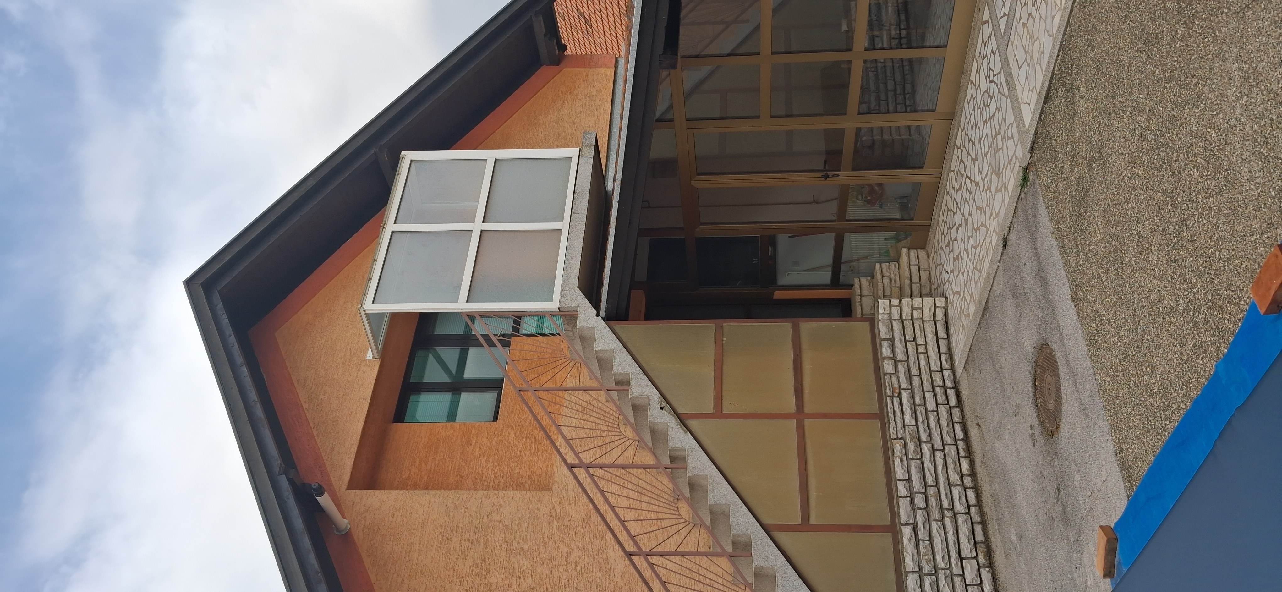 Dve novije kuće na placu od 20 ari u Inđiji