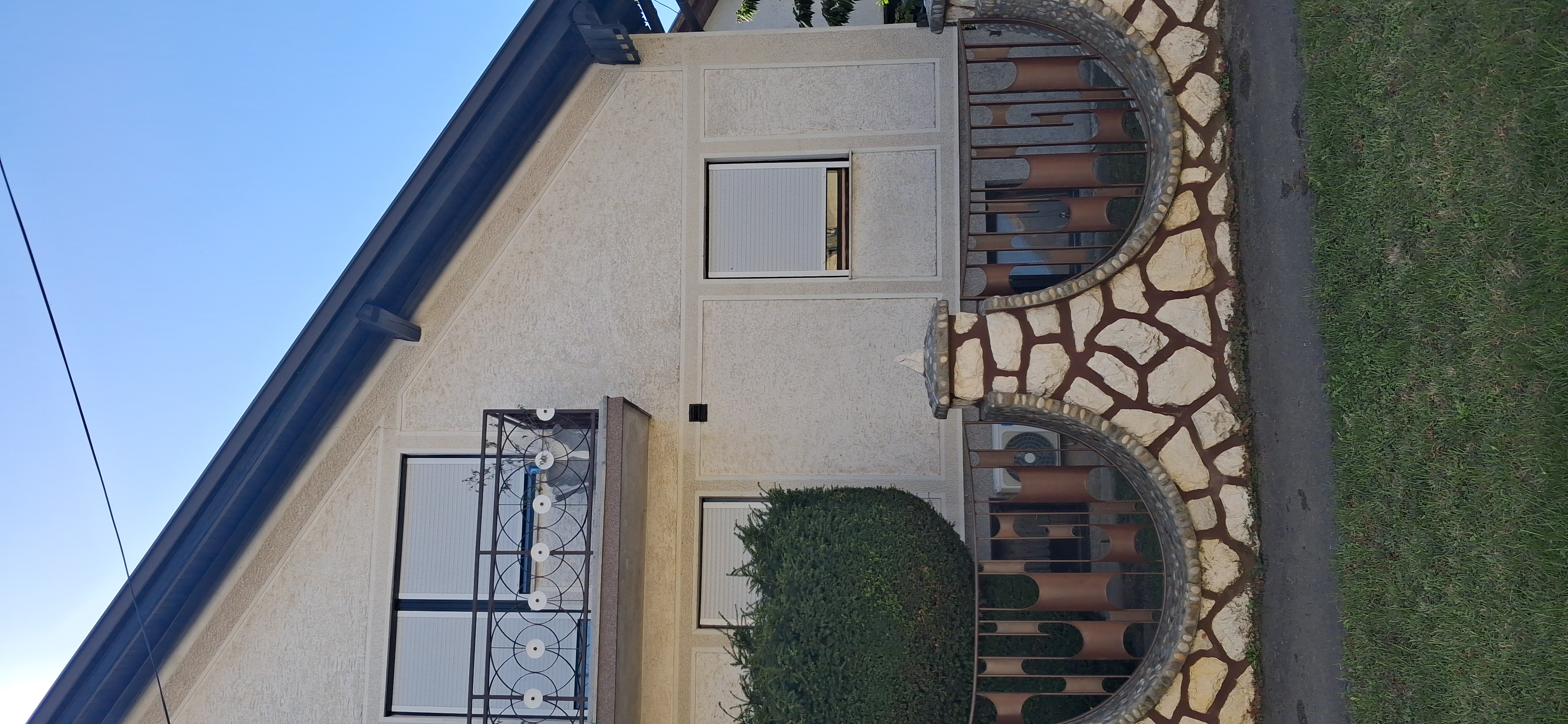 Exstra kuća 410  m2, uknjižena , plac 5 ari, Inđija