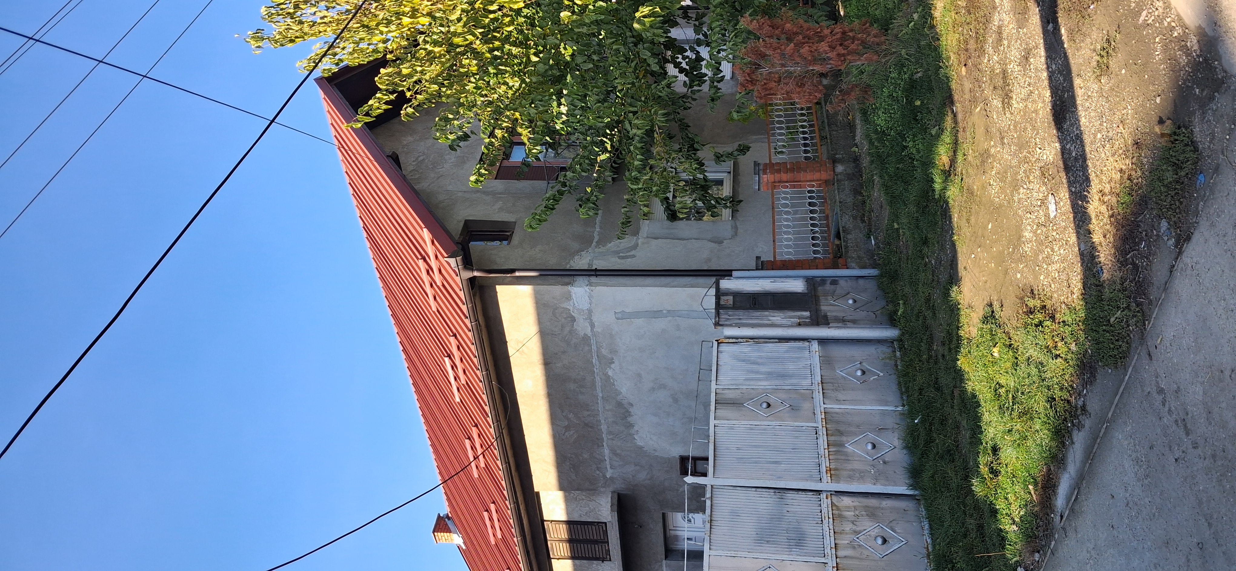 Prizemna sa potkrovljem uknjižena kuća 2 x 80 m2, plac 1024 m2, Inđija