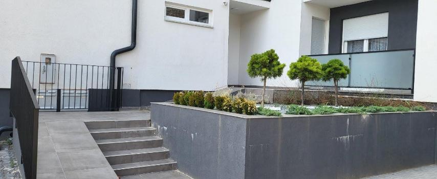 Stan 45 m2, u prizemlju, centar Inđije, parking mesto