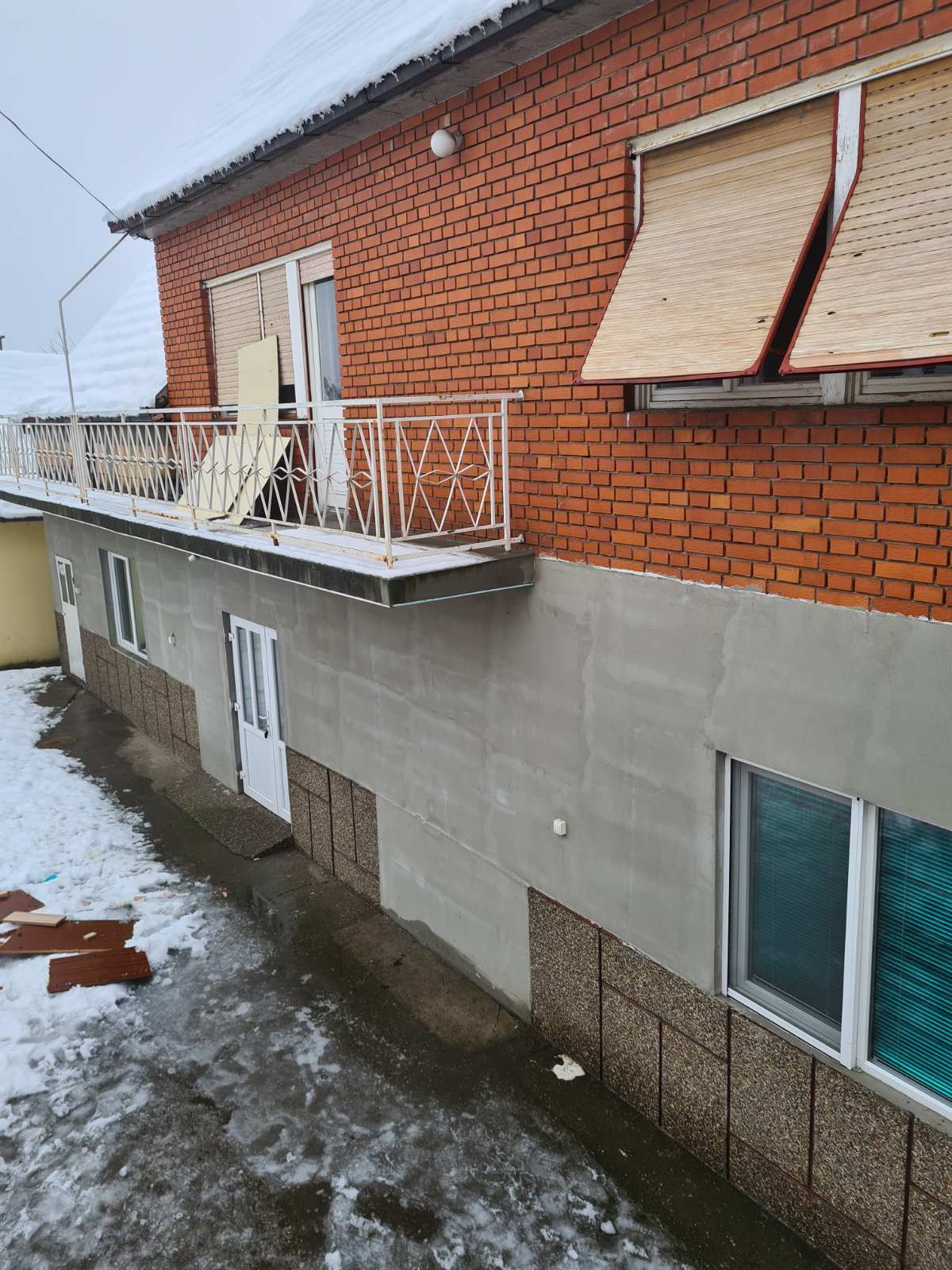 Spratna uknjižena kuća u osnovi 91 m2 centar Inđije