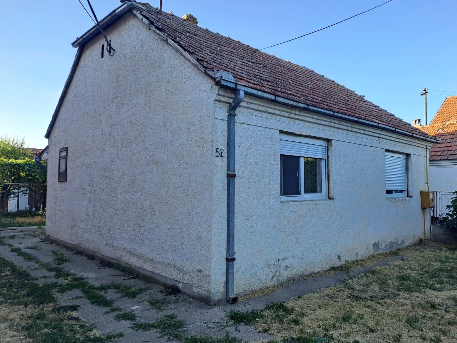 Prizemna starija renovirana kuća u Inđiji, plac 663 m3