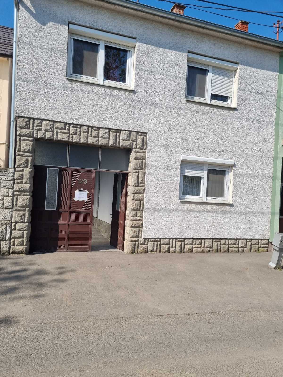 Spratna kuća, odlično sređena, uknjižena, Inđija