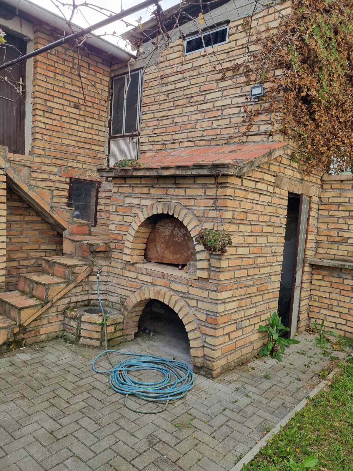 Spratna kuća, odlično sređena, uknjižena, Inđija