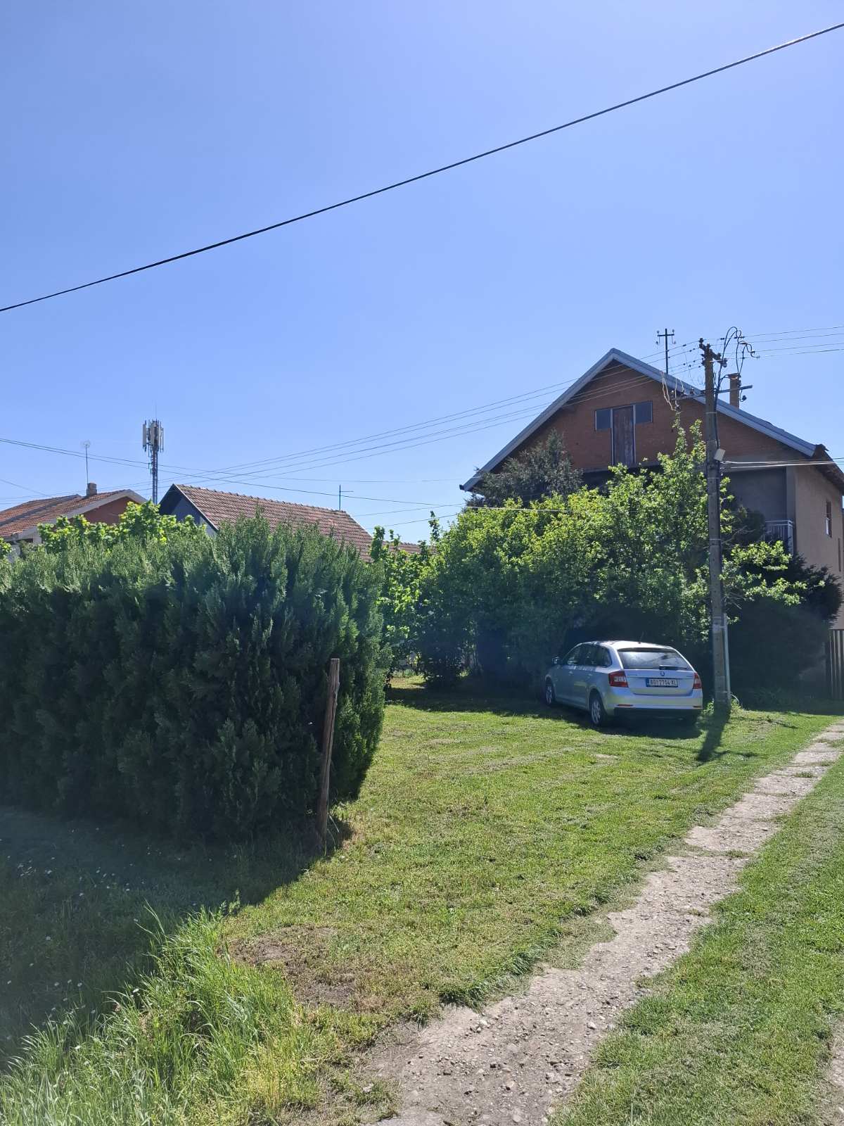 Plac 7300 m2, 22 m širina, kuća spratna, Inđija