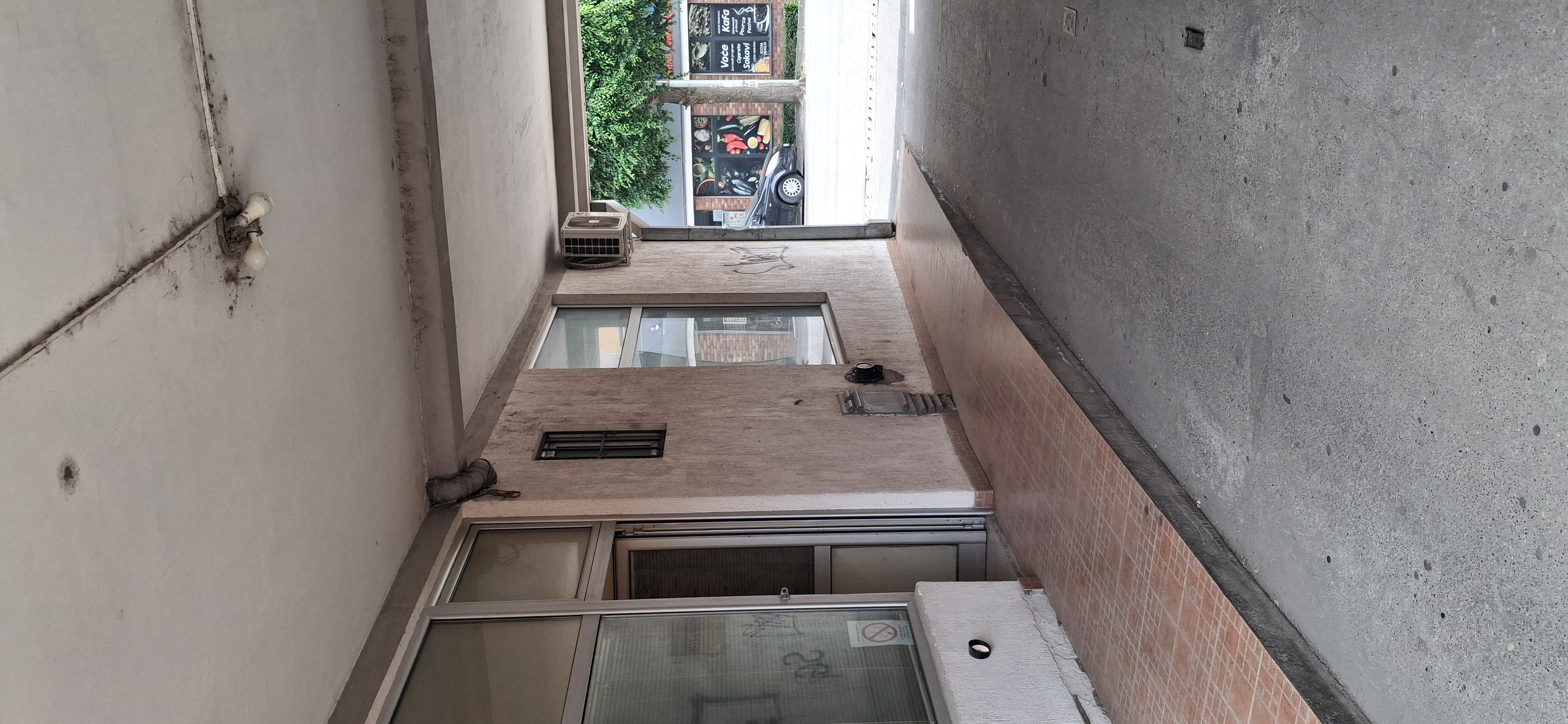 Lokal 34 m2, centar Inđije, nije do  ulice
