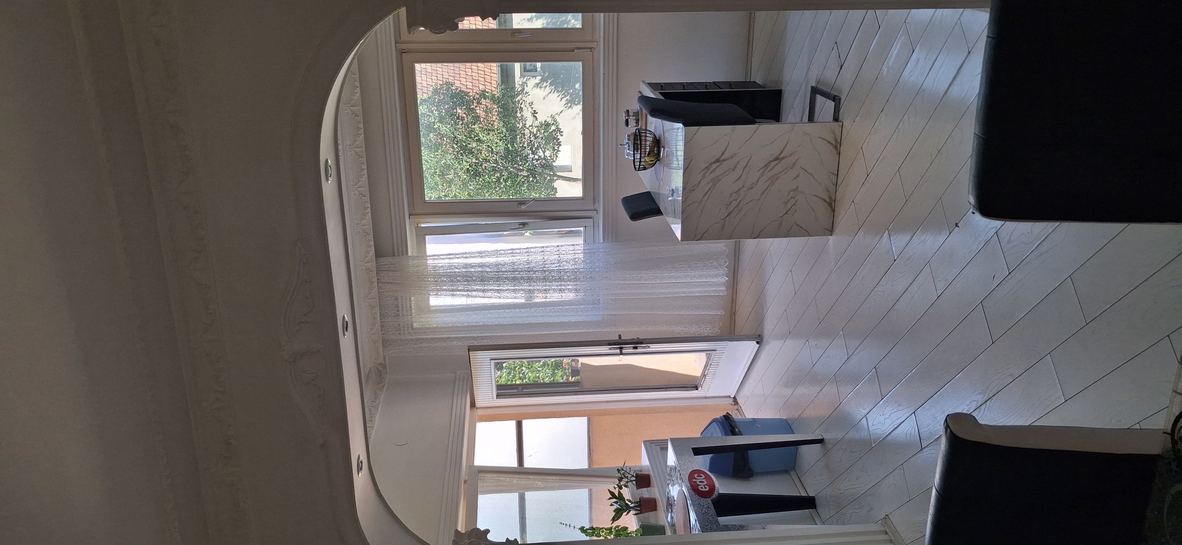 Spratna kuća, 90 m2, plac 337 m2, Inđija