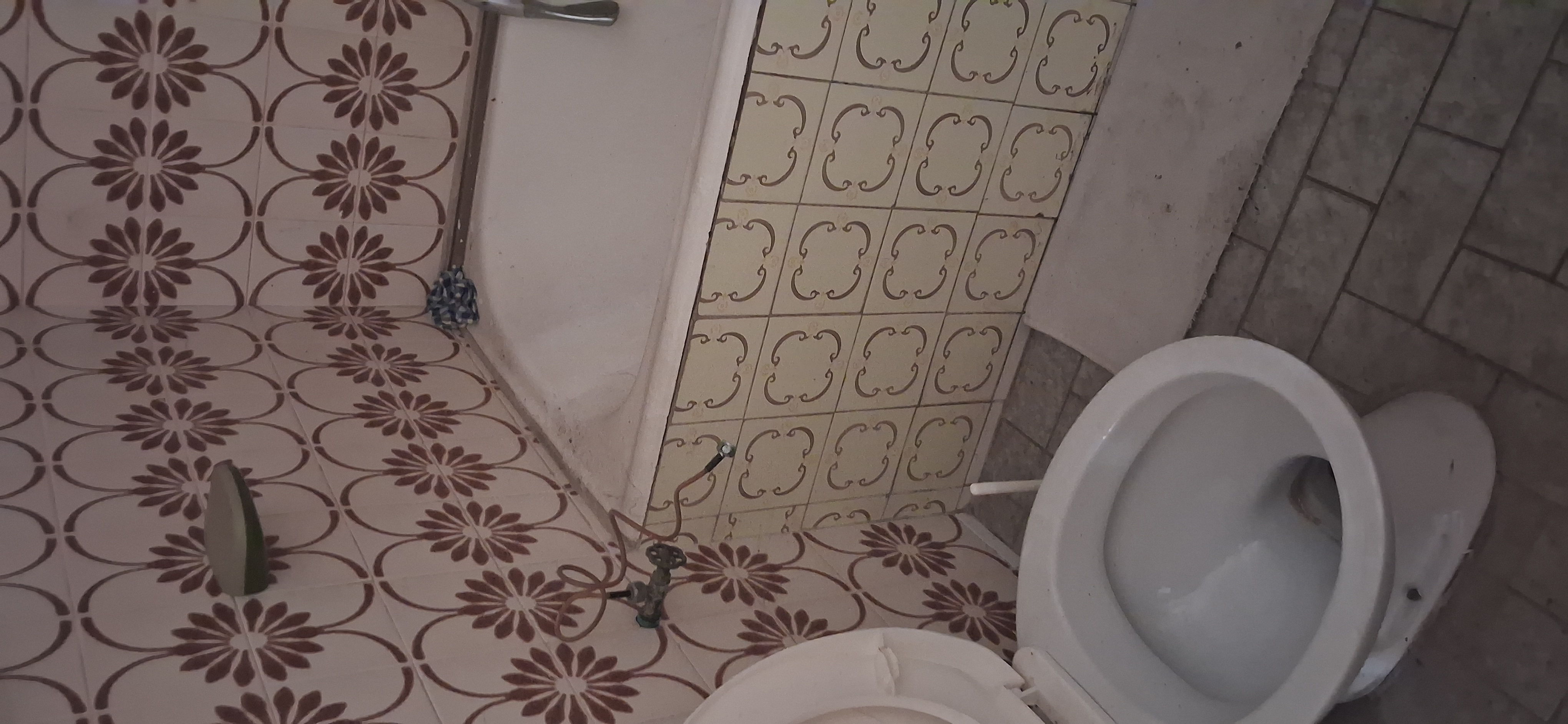 Prizemna kuća sa potkrovljem u Inđiji, sve uknjiženo, plac 803 m2