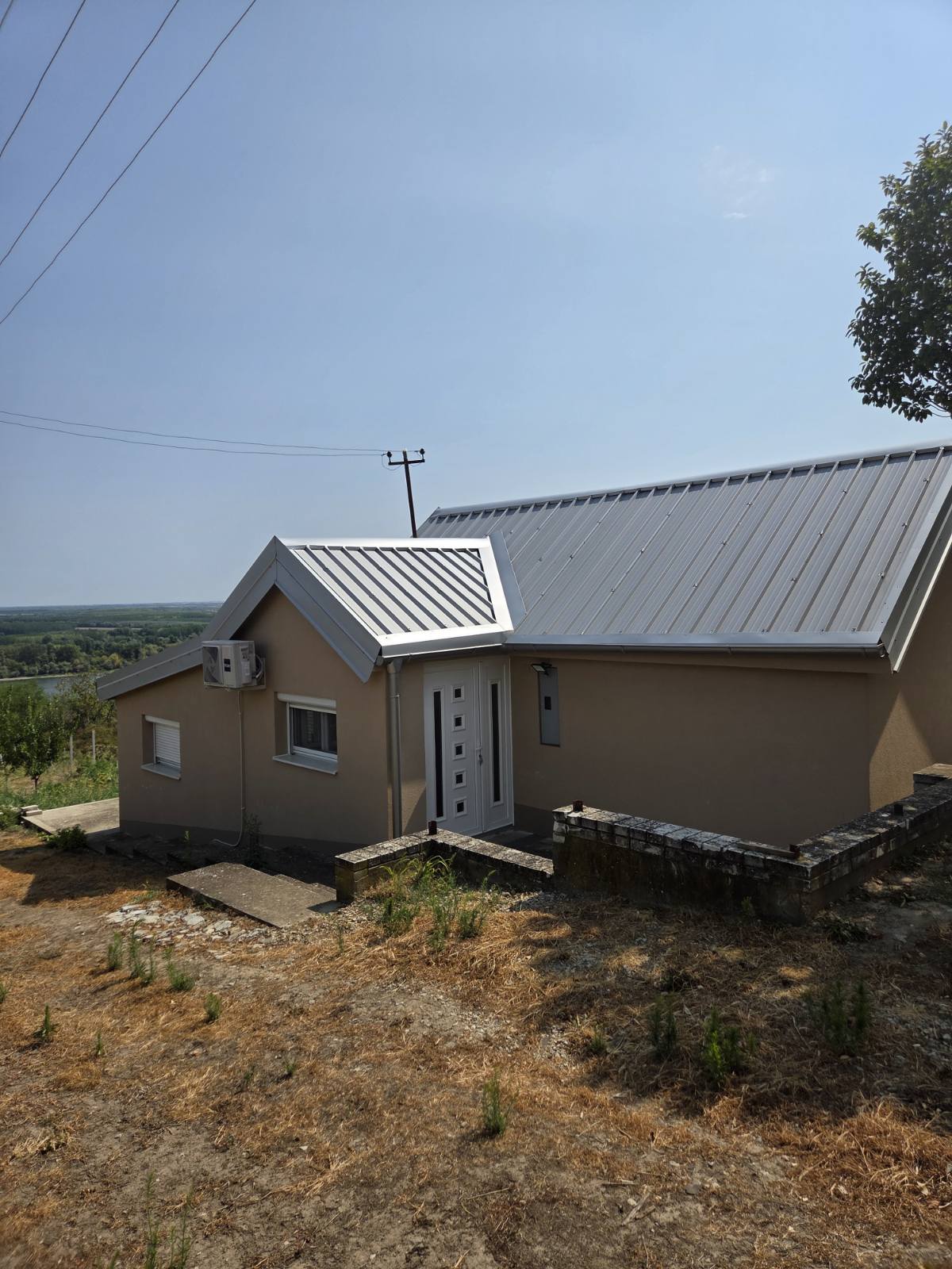 Vikendica 50 m2, plac 4989 m2, pogled na Dunav, Novi Slankamen