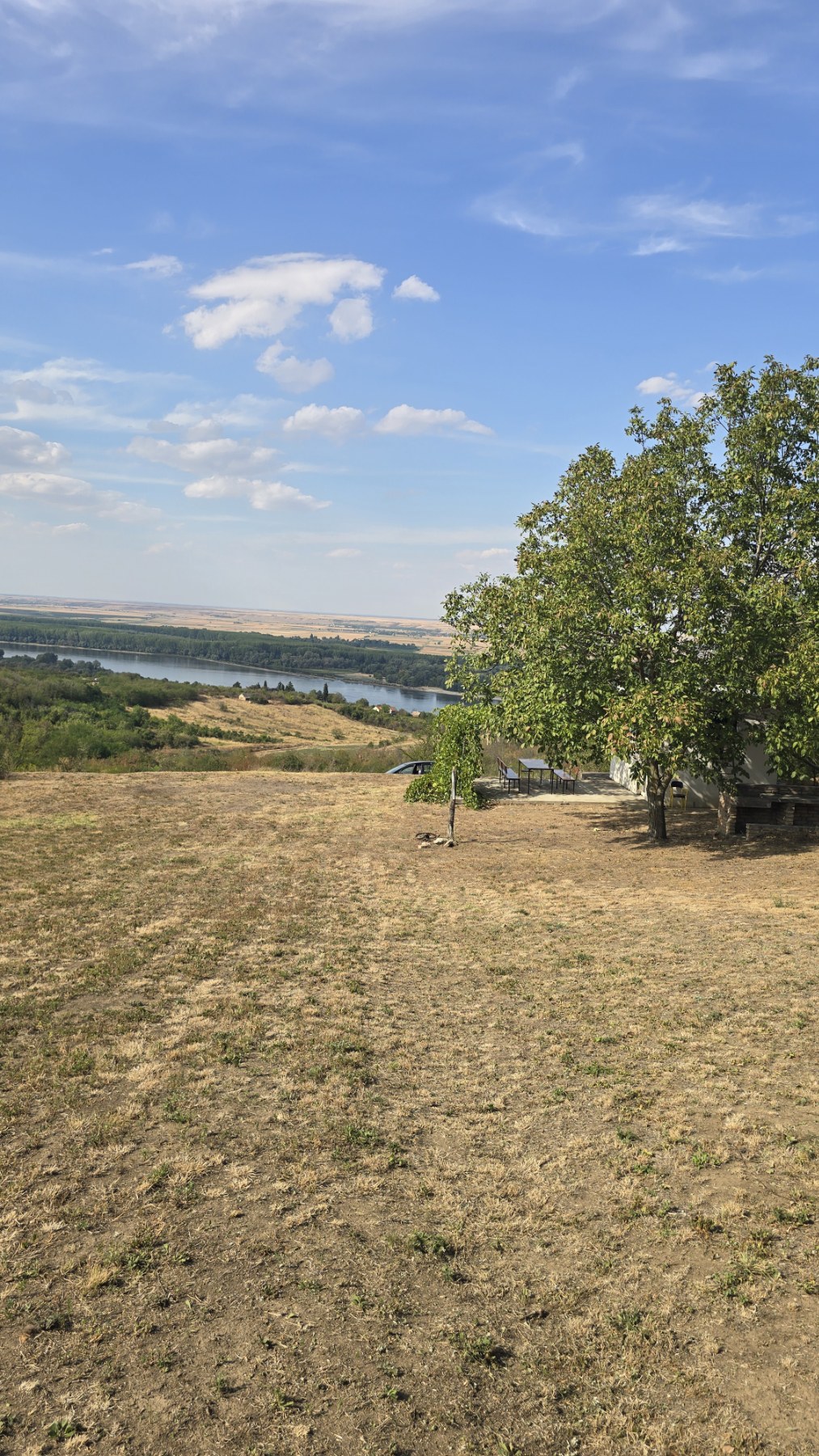 Manja vikend kuća, pogled na Dunav, plac 3000 m2, Novi Slankamen